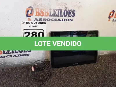LOTE 280 - 01 TABLET SAMSUNG COM CABO. (NO ESTADO) ATENÇÃO! FAZER A VISITAÇÃO ANTES DE ARREMATAR, NÃO SABEMOS SE FUNCIONA. LEILÃO NÃO TEM GARANTIA E NEM DEVOLUÇÃO, SUJEITO A POSSÍVEIS AVARIAS VISÍVEIS/OCULTAS E/OU AUSÊNCIA DE COMPONENTES.