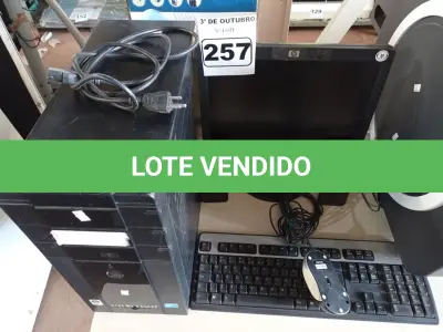 LOTE 257 - 01 CPU, 01 MONITOR, 01 TECLADO E 01 MOUSE. (NO ESTADO) ATENÇÃO! FAZER A VISITAÇÃO ANTES DE ARREMATAR, NÃO SABEMOS SE FUNCIONA. LEILÃO NÃO TEM GARANTIA E NEM DEVOLUÇÃO, SUJEITO A POSSÍVEIS AVARIAS VISÍVEIS/OCULTAS E/OU AUSÊNCIA DE COMPONENTES.