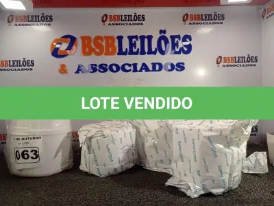 LOTE 063 - 01 FRASQUEIRA E 04 REFIS DE LENÇOS UMEDECIDOS. (NO ESTADO) ATENÇÃO! FAZER A VISITAÇÃO ANTES DE ARREMATAR, NÃO SABEMOS SE FUNCIONA. LEILÃO NÃO TEM GARANTIA E NEM DEVOLUÇÃO, SUJEITO A POSSÍVEIS AVARIAS VISÍVEIS/OCULTAS E/OU AUSÊNCIA DE COMPONENTES.