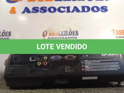 LOTE 039 - 01 PROJETOR MULTIMIDIA MARCA EPSON. (NO ESTADO) ATENÇÃO! FAZER A VISITAÇÃO ANTES DE ARREMATAR, NÃO SABEMOS SE FUNCIONA. LEILÃO NÃO TEM GARANTIA E NEM DEVOLUÇÃO, SUJEITO A POSSÍVEIS AVARIAS VISÍVEIS/OCULTAS E/OU AUSÊNCIA DE COMPONENTES.