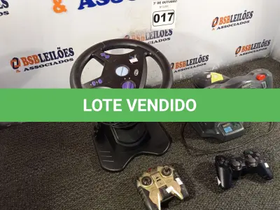 LOTE 017 - 02 VOLANTES, 02 CONTROLES PARA VIDEOGAME E 01 CONTROLE PARA CARRINHO. (NO ESTADO) ATENÇÃO! FAZER A VISITAÇÃO ANTES DE ARREMATAR, NÃO SABEMOS SE FUNCIONA. LEILÃO NÃO TEM GARANTIA E NEM DEVOLUÇÃO, SUJEITO A POSSÍVEIS AVARIAS VISÍVEIS/OCULTAS E/OU AUSÊNCIA DE COMPONENTES.