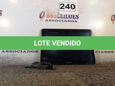 LOTE 240 - 01 TABLET SAMSUNG COM CABO. (NO ESTADO) ATENÇÃO! FAZER A VISITAÇÃO ANTES DE ARREMATAR, NÃO SABEMOS SE FUNCIONA. LEILÃO NÃO TEM GARANTIA E NEM DEVOLUÇÃO, SUJEITO A POSSÍVEIS AVARIAS VISÍVEIS/OCULTAS E/OU AUSÊNCIA DE COMPONENTES.