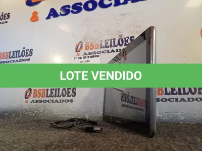 LOTE 260 - 01 TABLET SAMSUNG COM CABO. (NO ESTADO) ATENÇÃO! FAZER A VISITAÇÃO ANTES DE ARREMATAR, NÃO SABEMOS SE FUNCIONA. LEILÃO NÃO TEM GARANTIA E NEM DEVOLUÇÃO, SUJEITO A POSSÍVEIS AVARIAS VISÍVEIS/OCULTAS E/OU AUSÊNCIA DE COMPONENTES.