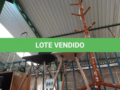 LOTE 283 - 02 CADEIRAS EAMES E 01 CABIDEIRO. (NO ESTADO) ATENÇÃO! FAZER A VISITAÇÃO ANTES DE ARREMATAR, NÃO SABEMOS SE FUNCIONA. LEILÃO NÃO TEM GARANTIA E NEM DEVOLUÇÃO, SUJEITO A POSSÍVEIS AVARIAS VISÍVEIS/OCULTAS E/OU AUSÊNCIA DE COMPONENTES.