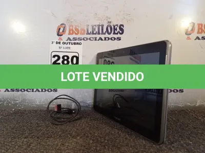 LOTE 280 - 01 TABLET SAMSUNG COM CABO. (NO ESTADO) ATENÇÃO! FAZER A VISITAÇÃO ANTES DE ARREMATAR, NÃO SABEMOS SE FUNCIONA. LEILÃO NÃO TEM GARANTIA E NEM DEVOLUÇÃO, SUJEITO A POSSÍVEIS AVARIAS VISÍVEIS/OCULTAS E/OU AUSÊNCIA DE COMPONENTES.