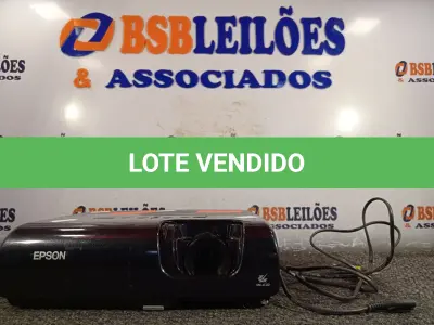 LOTE 021 - 01 PROJETOR MULTIMIDIA MARCA EPSON COM CABO E MALETA. (NO ESTADO) ATENÇÃO! FAZER A VISITAÇÃO ANTES DE ARREMATAR, NÃO SABEMOS SE FUNCIONA. LEILÃO NÃO TEM GARANTIA E NEM DEVOLUÇÃO, SUJEITO A POSSÍVEIS AVARIAS VISÍVEIS/OCULTAS E/OU AUSÊNCIA DE COMPONENTES.