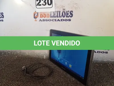 LOTE 230 - 01 TABLET SAMSUNG COM CABO. (NO ESTADO) ATENÇÃO! FAZER A VISITAÇÃO ANTES DE ARREMATAR, NÃO SABEMOS SE FUNCIONA. LEILÃO NÃO TEM GARANTIA E NEM DEVOLUÇÃO, SUJEITO A POSSÍVEIS AVARIAS VISÍVEIS/OCULTAS E/OU AUSÊNCIA DE COMPONENTES.