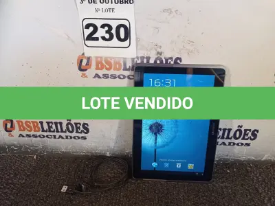 LOTE 230 - 01 TABLET SAMSUNG COM CABO. (NO ESTADO) ATENÇÃO! FAZER A VISITAÇÃO ANTES DE ARREMATAR, NÃO SABEMOS SE FUNCIONA. LEILÃO NÃO TEM GARANTIA E NEM DEVOLUÇÃO, SUJEITO A POSSÍVEIS AVARIAS VISÍVEIS/OCULTAS E/OU AUSÊNCIA DE COMPONENTES.