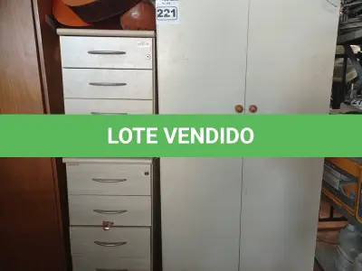 LOTE 221 - 01 ARMÁRIO ALTO EM MADEIRA COM 02 PORTAS E 02 PRATELEIRAS E 02 GAVETEIROS COM 04 GAVETAS.  (NO ESTADO) ATENÇÃO! FAZER A VISITAÇÃO ANTES DE ARREMATAR, NÃO SABEMOS SE FUNCIONA. LEILÃO NÃO TEM GARANTIA E NEM DEVOLUÇÃO, SUJEITO A POSSÍVEIS AVARIAS VISÍVEIS/OCULTAS E/OU AUSÊNCIA DE COMPONENTES.