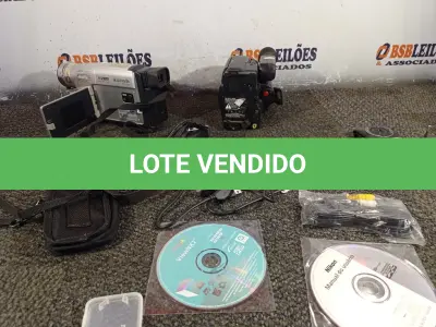 LOTE 014 - 02 FILMADORAS MARCAS E MODELOS DIVERSOS. (NO ESTADO) ATENÇÃO! FAZER A VISITAÇÃO ANTES DE ARREMATAR, NÃO SABEMOS SE FUNCIONA. LEILÃO NÃO TEM GARANTIA E NEM DEVOLUÇÃO, SUJEITO A POSSÍVEIS AVARIAS VISÍVEIS/OCULTAS E/OU AUSÊNCIA DE COMPONENTES.