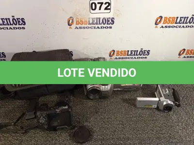 LOTE 072 - 02 FILMADORAS E 01 CÂMERA FOTOGRÁFICA DIGITAL MARCAS E MODELOS DIVERSOS. (NO ESTADO) ATENÇÃO! FAZER A VISITAÇÃO ANTES DE ARREMATAR, NÃO SABEMOS SE FUNCIONA. LEILÃO NÃO TEM GARANTIA E NEM DEVOLUÇÃO, SUJEITO A POSSÍVEIS AVARIAS VISÍVEIS/OCULTAS E/OU AUSÊNCIA DE COMPONENTES.