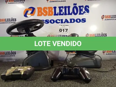 LOTE 017 - 02 VOLANTES, 02 CONTROLES PARA VIDEOGAME E 01 CONTROLE PARA CARRINHO. (NO ESTADO) ATENÇÃO! FAZER A VISITAÇÃO ANTES DE ARREMATAR, NÃO SABEMOS SE FUNCIONA. LEILÃO NÃO TEM GARANTIA E NEM DEVOLUÇÃO, SUJEITO A POSSÍVEIS AVARIAS VISÍVEIS/OCULTAS E/OU AUSÊNCIA DE COMPONENTES.
