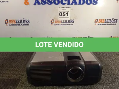 LOTE 051 - 01 PROJETOR MULTIMIDIA MARCA DIEBLOLD. (NO ESTADO) ATENÇÃO! FAZER A VISITAÇÃO ANTES DE ARREMATAR, NÃO SABEMOS SE FUNCIONA. LEILÃO NÃO TEM GARANTIA E NEM DEVOLUÇÃO, SUJEITO A POSSÍVEIS AVARIAS VISÍVEIS/OCULTAS E/OU AUSÊNCIA DE COMPONENTES.