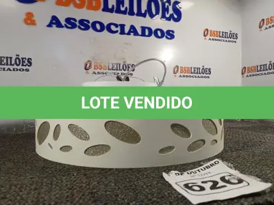 LOTE 626 - 01 LUMINÁRIA DE TETO. (NO ESTADO) ATENÇÃO! FAZER A VISITAÇÃO ANTES DE ARREMATAR, NÃO SABEMOS SE FUNCIONA. LEILÃO NÃO TEM GARANTIA E NEM DEVOLUÇÃO, SUJEITO A POSSÍVEIS AVARIAS VISÍVEIS/OCULTAS E/OU AUSÊNCIA DE COMPONENTES.
