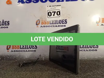 LOTE 070 - 01 TABLET SAMSUNG COM CABO. (NO ESTADO) ATENÇÃO! FAZER A VISITAÇÃO ANTES DE ARREMATAR, NÃO SABEMOS SE FUNCIONA. LEILÃO NÃO TEM GARANTIA E NEM DEVOLUÇÃO, SUJEITO A POSSÍVEIS AVARIAS VISÍVEIS/OCULTAS E/OU AUSÊNCIA DE COMPONENTES.