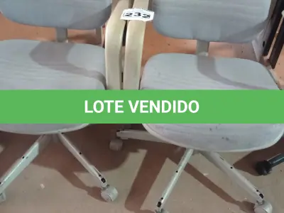 LOTE 232 - 02 CADEIRAS DE ESCRITÓRIO COM BASE GIRATÓRIA. (NO ESTADO) ATENÇÃO! FAZER A VISITAÇÃO ANTES DE ARREMATAR, NÃO SABEMOS SE FUNCIONA. LEILÃO NÃO TEM GARANTIA E NEM DEVOLUÇÃO, SUJEITO A POSSÍVEIS AVARIAS VISÍVEIS/OCULTAS E/OU AUSÊNCIA DE COMPONENTES.