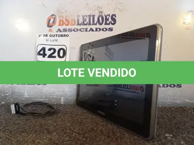 LOTE 420 - 01 TABLET SAMSUNG COM CABO. (NO ESTADO) ATENÇÃO! FAZER A VISITAÇÃO ANTES DE ARREMATAR, NÃO SABEMOS SE FUNCIONA. LEILÃO NÃO TEM GARANTIA E NEM DEVOLUÇÃO, SUJEITO A POSSÍVEIS AVARIAS VISÍVEIS/OCULTAS E/OU AUSÊNCIA DE COMPONENTES.