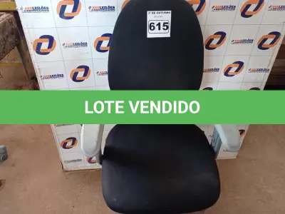 LOTE 615 - 01 CADEIRA DE ESCRITÓRIO COM BASE GIRATÓRIA. (NO ESTADO) ATENÇÃO! FAZER A VISITAÇÃO ANTES DE ARREMATAR, NÃO SABEMOS SE FUNCIONA. LEILÃO NÃO TEM GARANTIA E NEM DEVOLUÇÃO, SUJEITO A POSSÍVEIS AVARIAS VISÍVEIS/OCULTAS E/OU AUSÊNCIA DE COMPONENTES.