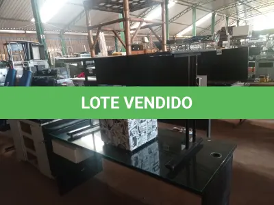 LOTE 521 - 02 MESAS DE ESCRITÓRIO, 01 PUFF E 01 MESA DE CENTRO EM BAMBU. (NO ESTADO) ATENÇÃO! FAZER A VISITAÇÃO ANTES DE ARREMATAR, NÃO SABEMOS SE FUNCIONA. LEILÃO NÃO TEM GARANTIA E NEM DEVOLUÇÃO, SUJEITO A POSSÍVEIS AVARIAS VISÍVEIS/OCULTAS E/OU AUSÊNCIA DE COMPONENTES.