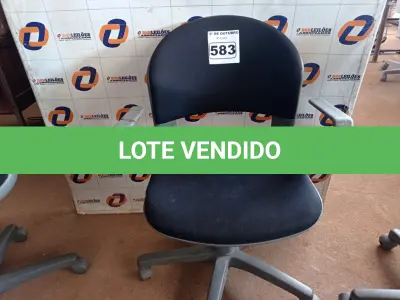 LOTE 583 - 01 CADEIRA DE ESCRITÓRIO COM BASE GIRATÓRIA. (NO ESTADO) ATENÇÃO! FAZER A VISITAÇÃO ANTES DE ARREMATAR, NÃO SABEMOS SE FUNCIONA. LEILÃO NÃO TEM GARANTIA E NEM DEVOLUÇÃO, SUJEITO A POSSÍVEIS AVARIAS VISÍVEIS/OCULTAS E/OU AUSÊNCIA DE COMPONENTES.