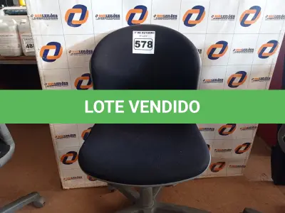 LOTE 578 - 01 CADEIRA DE ESCRITÓRIO COM BASE GIRATÓRIA. (NO ESTADO) ATENÇÃO! FAZER A VISITAÇÃO ANTES DE ARREMATAR, NÃO SABEMOS SE FUNCIONA. LEILÃO NÃO TEM GARANTIA E NEM DEVOLUÇÃO, SUJEITO A POSSÍVEIS AVARIAS VISÍVEIS/OCULTAS E/OU AUSÊNCIA DE COMPONENTES.
