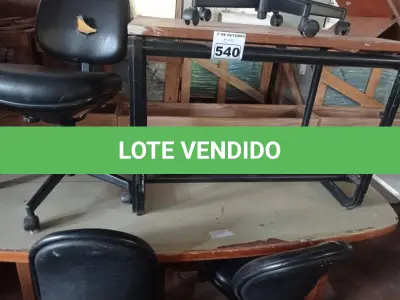 LOTE 540 - 01 MESA DE REUNIÃO EM MADEIRA, 04 CADEIRAS DE ESCRITÓRIO COM BASE GIRATÓRIA E 01 MESA COM BASE DE FERRO FUNDIDO E TAMPO EM MADEIRA. (NO ESTADO) ATENÇÃO! FAZER A VISITAÇÃO ANTES DE ARREMATAR, NÃO SABEMOS SE FUNCIONA. LEILÃO NÃO TEM GARANTIA E NEM DEVOLUÇÃO, SUJEITO A POSSÍVEIS AVARIAS VISÍVEIS/OCULTAS E/OU AUSÊNCIA DE COMPONENTES.