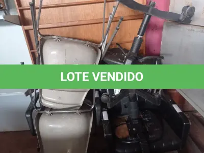 LOTE 559 - 01 PAINEL EM MADEIRA E VÁRIAS CADEIRAS DE ESCRITÓRIO MARCAS E MODELOS DIVERSOS. (NO ESTADO) ATENÇÃO! FAZER A VISITAÇÃO ANTES DE ARREMATAR, NÃO SABEMOS SE FUNCIONA. LEILÃO NÃO TEM GARANTIA E NEM DEVOLUÇÃO, SUJEITO A POSSÍVEIS AVARIAS VISÍVEIS/OCULTAS E/OU AUSÊNCIA DE COMPONENTES.