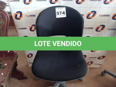 LOTE 574 - 01 CADEIRA DE ESCRITÓRIO COM BASE GIRATÓRIA. (NO ESTADO) ATENÇÃO! FAZER A VISITAÇÃO ANTES DE ARREMATAR, NÃO SABEMOS SE FUNCIONA. LEILÃO NÃO TEM GARANTIA E NEM DEVOLUÇÃO, SUJEITO A POSSÍVEIS AVARIAS VISÍVEIS/OCULTAS E/OU AUSÊNCIA DE COMPONENTES.
