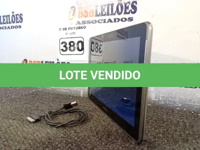 LOTE 380 - 01 TABLET SAMSUNG COM CABO. (NO ESTADO) ATENÇÃO! FAZER A VISITAÇÃO ANTES DE ARREMATAR, NÃO SABEMOS SE FUNCIONA. LEILÃO NÃO TEM GARANTIA E NEM DEVOLUÇÃO, SUJEITO A POSSÍVEIS AVARIAS VISÍVEIS/OCULTAS E/OU AUSÊNCIA DE COMPONENTES.