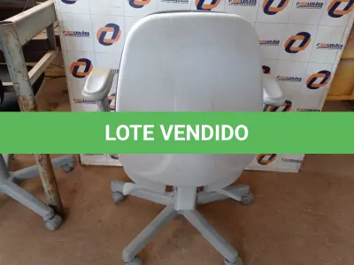 LOTE 619 - 01 CADEIRA DE ESCRITÓRIO COM BASE GIRATÓRIA. (NO ESTADO) ATENÇÃO! FAZER A VISITAÇÃO ANTES DE ARREMATAR, NÃO SABEMOS SE FUNCIONA. LEILÃO NÃO TEM GARANTIA E NEM DEVOLUÇÃO, SUJEITO A POSSÍVEIS AVARIAS VISÍVEIS/OCULTAS E/OU AUSÊNCIA DE COMPONENTES.