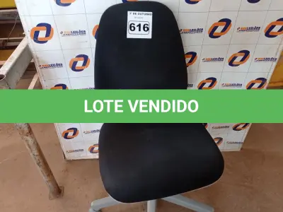 LOTE 616 - 01 CADEIRA DE ESCRITÓRIO COM BASE GIRATÓRIA. (NO ESTADO) ATENÇÃO! FAZER A VISITAÇÃO ANTES DE ARREMATAR, NÃO SABEMOS SE FUNCIONA. LEILÃO NÃO TEM GARANTIA E NEM DEVOLUÇÃO, SUJEITO A POSSÍVEIS AVARIAS VISÍVEIS/OCULTAS E/OU AUSÊNCIA DE COMPONENTES.