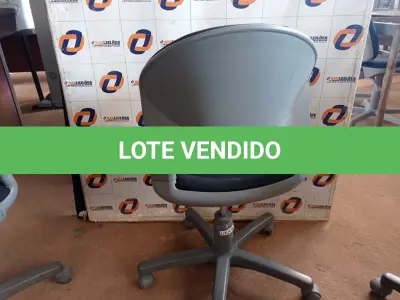 LOTE 585 - 01 CADEIRA DE ESCRITÓRIO COM BASE GIRATÓRIA. (NO ESTADO) ATENÇÃO! FAZER A VISITAÇÃO ANTES DE ARREMATAR, NÃO SABEMOS SE FUNCIONA. LEILÃO NÃO TEM GARANTIA E NEM DEVOLUÇÃO, SUJEITO A POSSÍVEIS AVARIAS VISÍVEIS/OCULTAS E/OU AUSÊNCIA DE COMPONENTES.