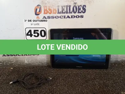 LOTE 450 - 01 TABLET SAMSUNG COM CABO. (NO ESTADO) ATENÇÃO! FAZER A VISITAÇÃO ANTES DE ARREMATAR, NÃO SABEMOS SE FUNCIONA. LEILÃO NÃO TEM GARANTIA E NEM DEVOLUÇÃO, SUJEITO A POSSÍVEIS AVARIAS VISÍVEIS/OCULTAS E/OU AUSÊNCIA DE COMPONENTES.