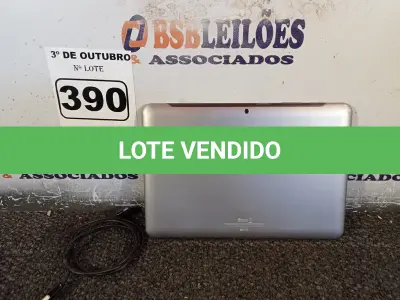 LOTE 390 - 01 TABLET SAMSUNG COM CABO. (NO ESTADO) ATENÇÃO! FAZER A VISITAÇÃO ANTES DE ARREMATAR, NÃO SABEMOS SE FUNCIONA. LEILÃO NÃO TEM GARANTIA E NEM DEVOLUÇÃO, SUJEITO A POSSÍVEIS AVARIAS VISÍVEIS/OCULTAS E/OU AUSÊNCIA DE COMPONENTES.