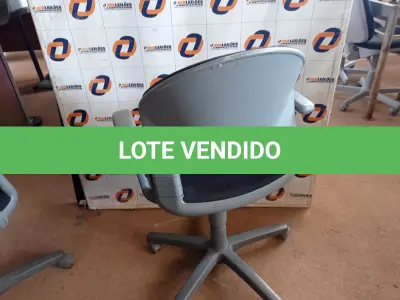 LOTE 586 - 01 CADEIRA DE ESCRITÓRIO COM BASE GIRATÓRIA. (NO ESTADO) ATENÇÃO! FAZER A VISITAÇÃO ANTES DE ARREMATAR, NÃO SABEMOS SE FUNCIONA. LEILÃO NÃO TEM GARANTIA E NEM DEVOLUÇÃO, SUJEITO A POSSÍVEIS AVARIAS VISÍVEIS/OCULTAS E/OU AUSÊNCIA DE COMPONENTES.
