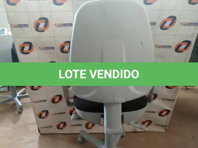 LOTE 611 - 01 CADEIRA DE ESCRITÓRIO COM BASE GIRATÓRIA. (NO ESTADO) ATENÇÃO! FAZER A VISITAÇÃO ANTES DE ARREMATAR, NÃO SABEMOS SE FUNCIONA. LEILÃO NÃO TEM GARANTIA E NEM DEVOLUÇÃO, SUJEITO A POSSÍVEIS AVARIAS VISÍVEIS/OCULTAS E/OU AUSÊNCIA DE COMPONENTES.