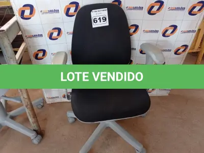 LOTE 619 - 01 CADEIRA DE ESCRITÓRIO COM BASE GIRATÓRIA. (NO ESTADO) ATENÇÃO! FAZER A VISITAÇÃO ANTES DE ARREMATAR, NÃO SABEMOS SE FUNCIONA. LEILÃO NÃO TEM GARANTIA E NEM DEVOLUÇÃO, SUJEITO A POSSÍVEIS AVARIAS VISÍVEIS/OCULTAS E/OU AUSÊNCIA DE COMPONENTES.
