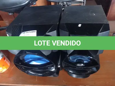 LOTE 548 - 02 CAIXAS DE SOM. (NO ESTADO) ATENÇÃO! FAZER A VISITAÇÃO ANTES DE ARREMATAR, NÃO SABEMOS SE FUNCIONA. LEILÃO NÃO TEM GARANTIA E NEM DEVOLUÇÃO, SUJEITO A POSSÍVEIS AVARIAS VISÍVEIS/OCULTAS E/OU AUSÊNCIA DE COMPONENTES.