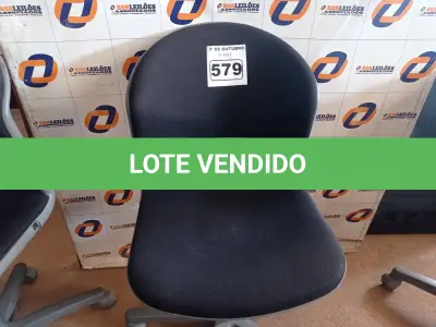 LOTE 579 - 01 CADEIRA DE ESCRITÓRIO COM BASE GIRATÓRIA. (NO ESTADO) ATENÇÃO! FAZER A VISITAÇÃO ANTES DE ARREMATAR, NÃO SABEMOS SE FUNCIONA. LEILÃO NÃO TEM GARANTIA E NEM DEVOLUÇÃO, SUJEITO A POSSÍVEIS AVARIAS VISÍVEIS/OCULTAS E/OU AUSÊNCIA DE COMPONENTES.