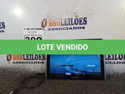 LOTE 390 - 01 TABLET SAMSUNG COM CABO. (NO ESTADO) ATENÇÃO! FAZER A VISITAÇÃO ANTES DE ARREMATAR, NÃO SABEMOS SE FUNCIONA. LEILÃO NÃO TEM GARANTIA E NEM DEVOLUÇÃO, SUJEITO A POSSÍVEIS AVARIAS VISÍVEIS/OCULTAS E/OU AUSÊNCIA DE COMPONENTES.