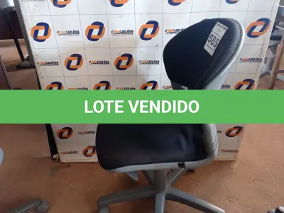 LOTE 585 - 01 CADEIRA DE ESCRITÓRIO COM BASE GIRATÓRIA. (NO ESTADO) ATENÇÃO! FAZER A VISITAÇÃO ANTES DE ARREMATAR, NÃO SABEMOS SE FUNCIONA. LEILÃO NÃO TEM GARANTIA E NEM DEVOLUÇÃO, SUJEITO A POSSÍVEIS AVARIAS VISÍVEIS/OCULTAS E/OU AUSÊNCIA DE COMPONENTES.