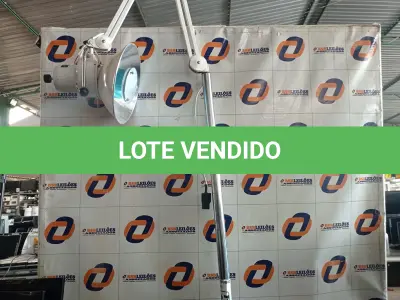 LOTE 437 - 01 LUMINÁRIA COM BASE. (NO ESTADO) ATENÇÃO! FAZER A VISITAÇÃO ANTES DE ARREMATAR, NÃO SABEMOS SE FUNCIONA. LEILÃO NÃO TEM GARANTIA E NEM DEVOLUÇÃO, SUJEITO A POSSÍVEIS AVARIAS VISÍVEIS/OCULTAS E/OU AUSÊNCIA DE COMPONENTES.