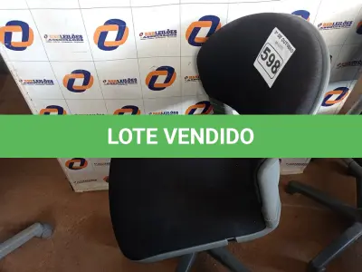 LOTE 598 - 01 CADEIRA DE ESCRITÓRIO COM BASE GIRATÓRIA. (NO ESTADO) ATENÇÃO! FAZER A VISITAÇÃO ANTES DE ARREMATAR, NÃO SABEMOS SE FUNCIONA. LEILÃO NÃO TEM GARANTIA E NEM DEVOLUÇÃO, SUJEITO A POSSÍVEIS AVARIAS VISÍVEIS/OCULTAS E/OU AUSÊNCIA DE COMPONENTES.
