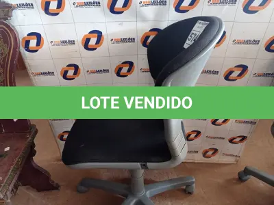 LOTE 574 - 01 CADEIRA DE ESCRITÓRIO COM BASE GIRATÓRIA. (NO ESTADO) ATENÇÃO! FAZER A VISITAÇÃO ANTES DE ARREMATAR, NÃO SABEMOS SE FUNCIONA. LEILÃO NÃO TEM GARANTIA E NEM DEVOLUÇÃO, SUJEITO A POSSÍVEIS AVARIAS VISÍVEIS/OCULTAS E/OU AUSÊNCIA DE COMPONENTES.