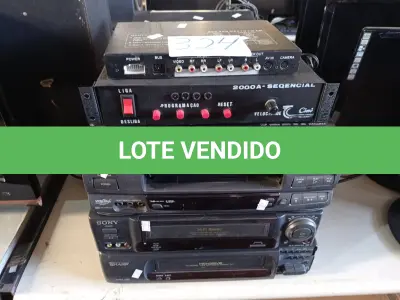 LOTE 324 - 07 APARELHOS DE DVD, 01 TOCA CD, 03 VIDEOCASSETES E 02 APARELHOS DE ÁUDIO E VÍDEO. (NO ESTADO) ATENÇÃO! FAZER A VISITAÇÃO ANTES DE ARREMATAR, NÃO SABEMOS SE FUNCIONA. LEILÃO NÃO TEM GARANTIA E NEM DEVOLUÇÃO, SUJEITO A POSSÍVEIS AVARIAS VISÍVEIS/OCULTAS E/OU AUSÊNCIA DE COMPONENTES.