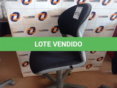 LOTE 578 - 01 CADEIRA DE ESCRITÓRIO COM BASE GIRATÓRIA. (NO ESTADO) ATENÇÃO! FAZER A VISITAÇÃO ANTES DE ARREMATAR, NÃO SABEMOS SE FUNCIONA. LEILÃO NÃO TEM GARANTIA E NEM DEVOLUÇÃO, SUJEITO A POSSÍVEIS AVARIAS VISÍVEIS/OCULTAS E/OU AUSÊNCIA DE COMPONENTES.
