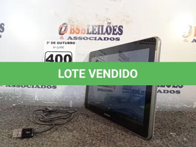 LOTE 400 - 01 TABLET SAMSUNG COM CABO. (NO ESTADO) ATENÇÃO! FAZER A VISITAÇÃO ANTES DE ARREMATAR, NÃO SABEMOS SE FUNCIONA. LEILÃO NÃO TEM GARANTIA E NEM DEVOLUÇÃO, SUJEITO A POSSÍVEIS AVARIAS VISÍVEIS/OCULTAS E/OU AUSÊNCIA DE COMPONENTES.
