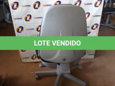 LOTE 612 - 01 CADEIRA DE ESCRITÓRIO COM BASE GIRATÓRIA. (NO ESTADO) ATENÇÃO! FAZER A VISITAÇÃO ANTES DE ARREMATAR, NÃO SABEMOS SE FUNCIONA. LEILÃO NÃO TEM GARANTIA E NEM DEVOLUÇÃO, SUJEITO A POSSÍVEIS AVARIAS VISÍVEIS/OCULTAS E/OU AUSÊNCIA DE COMPONENTES.