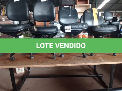 LOTE 557 - 01 MESA DE REUNIÃO COM BASE DE FERRO FUNDIDO E 04 CADEIRAS DE ESCRITÓRIO COM BASE GIRATÓRIA. (NO ESTADO) ATENÇÃO! FAZER A VISITAÇÃO ANTES DE ARREMATAR, NÃO SABEMOS SE FUNCIONA. LEILÃO NÃO TEM GARANTIA E NEM DEVOLUÇÃO, SUJEITO A POSSÍVEIS AVARIAS VISÍVEIS/OCULTAS E/OU AUSÊNCIA DE COMPONENTES.