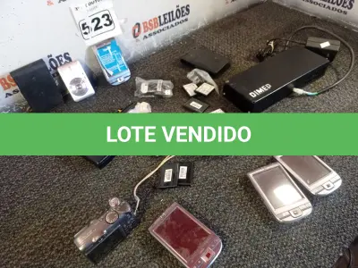 LOTE 523 - 01 BATERIA PARA RELÓGIO DE PONTO VÁRIOS PALM E MÁQUINA FOTOGRÁFICA DIGITAL. (NO ESTADO) ATENÇÃO! FAZER A VISITAÇÃO ANTES DE ARREMATAR, NÃO SABEMOS SE FUNCIONA. LEILÃO NÃO TEM GARANTIA E NEM DEVOLUÇÃO, SUJEITO A POSSÍVEIS AVARIAS VISÍVEIS/OCULTAS E/OU AUSÊNCIA DE COMPONENTES.